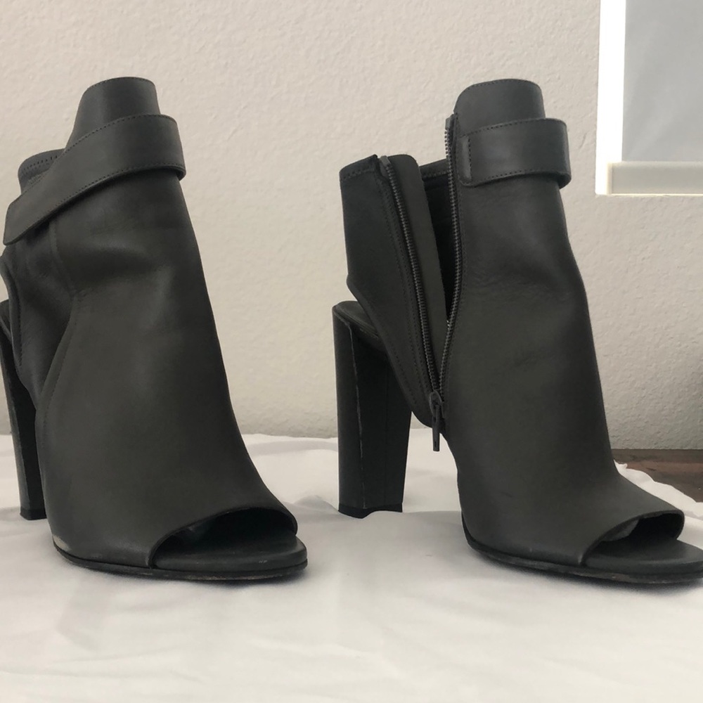 VINCE Womens Heels size 9 1/2